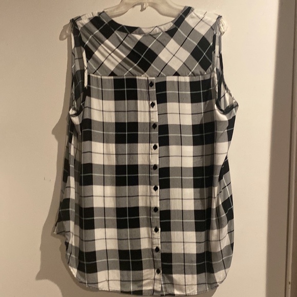 HARPER PULLOVER TANK - GEORGETTE BLACK & WHITE BUTTONS IN BACK IN SIZE 1 - Picture 2 of 3